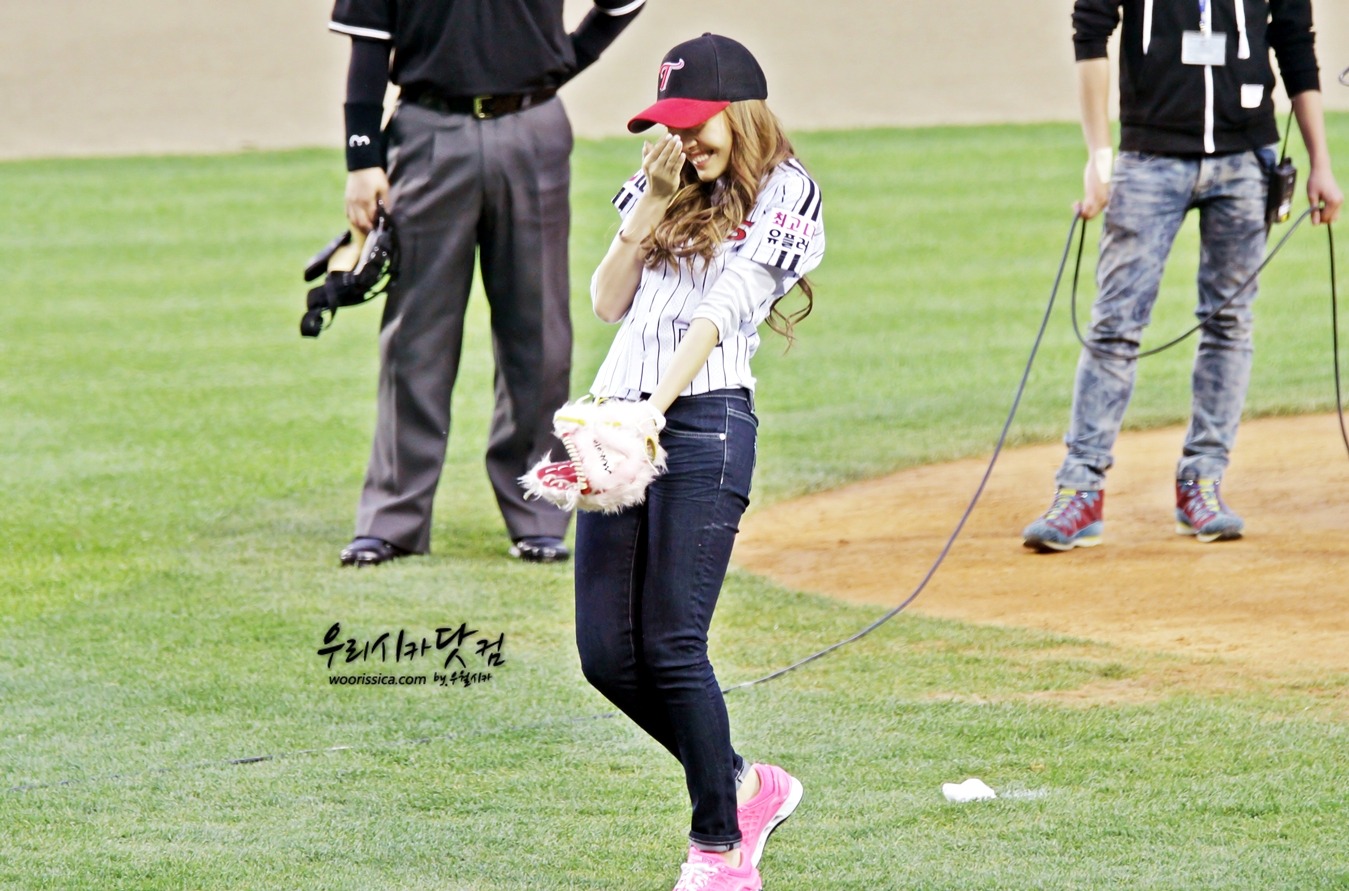 [PIC][11-05-2012]Jessica ném bóng mở màn cho trận đấu bóng chày giữa LG & Samsung chiều nay - Page 3 146E04494FAE63E2234650
