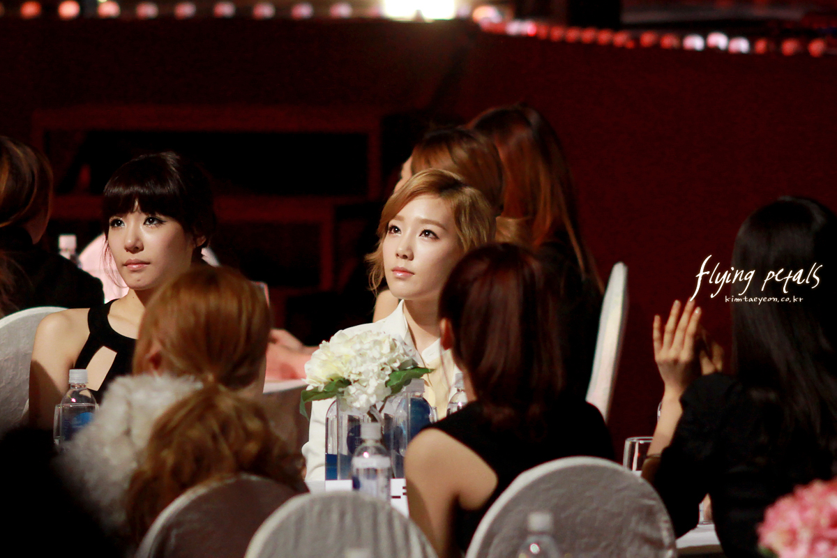 [FANTAKEN][19-1-2012] SNSD tại lễ trao giải The 21th Seoul Music Awards! 17780F404F1AC66534FC76