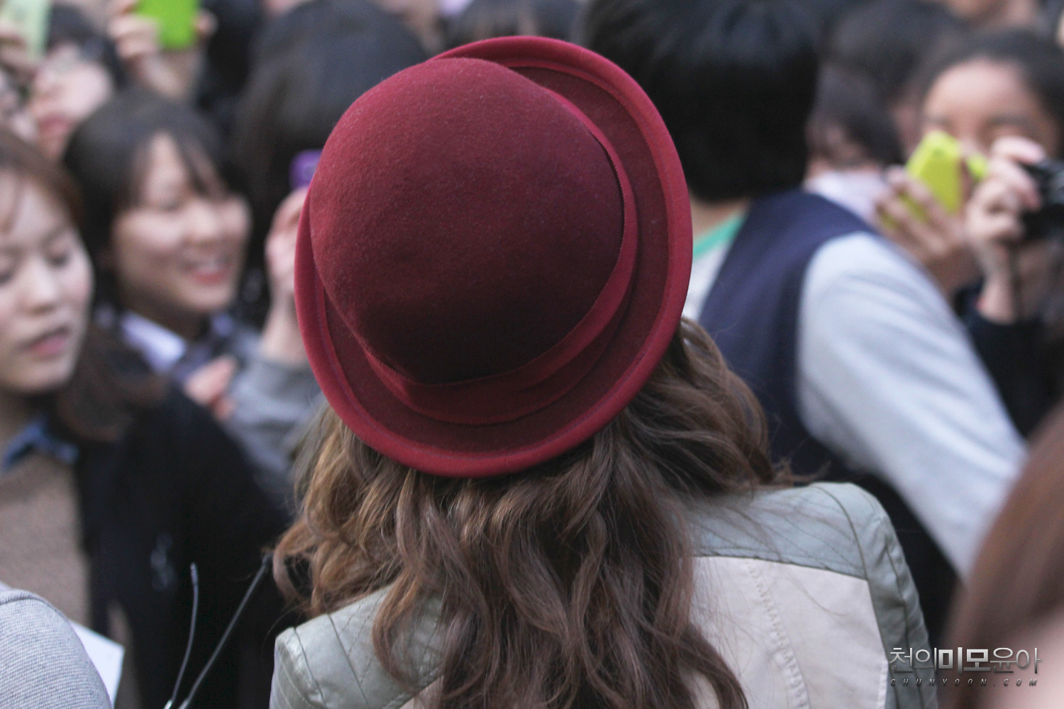 [OTHER][31-12-2011]YoonA tại trường quay của bộ phim " Love Rain " - Page 21 19394E4B4F7F1EF82F4A0A