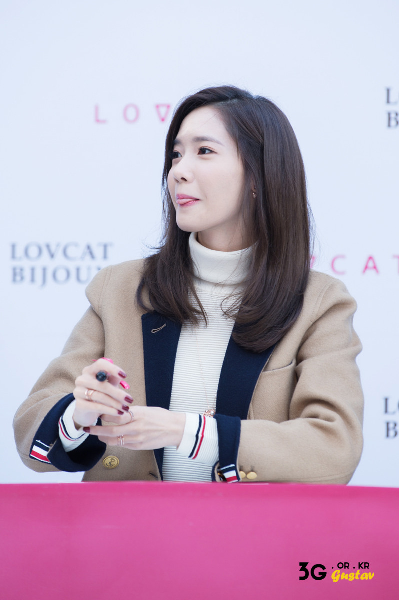 [PIC][24-10-2015]YoonA tham dự buổi fansign cho thương hiệu "LOVCAT" vào chiều nay - Page 3 21055E34562CDBBC293694