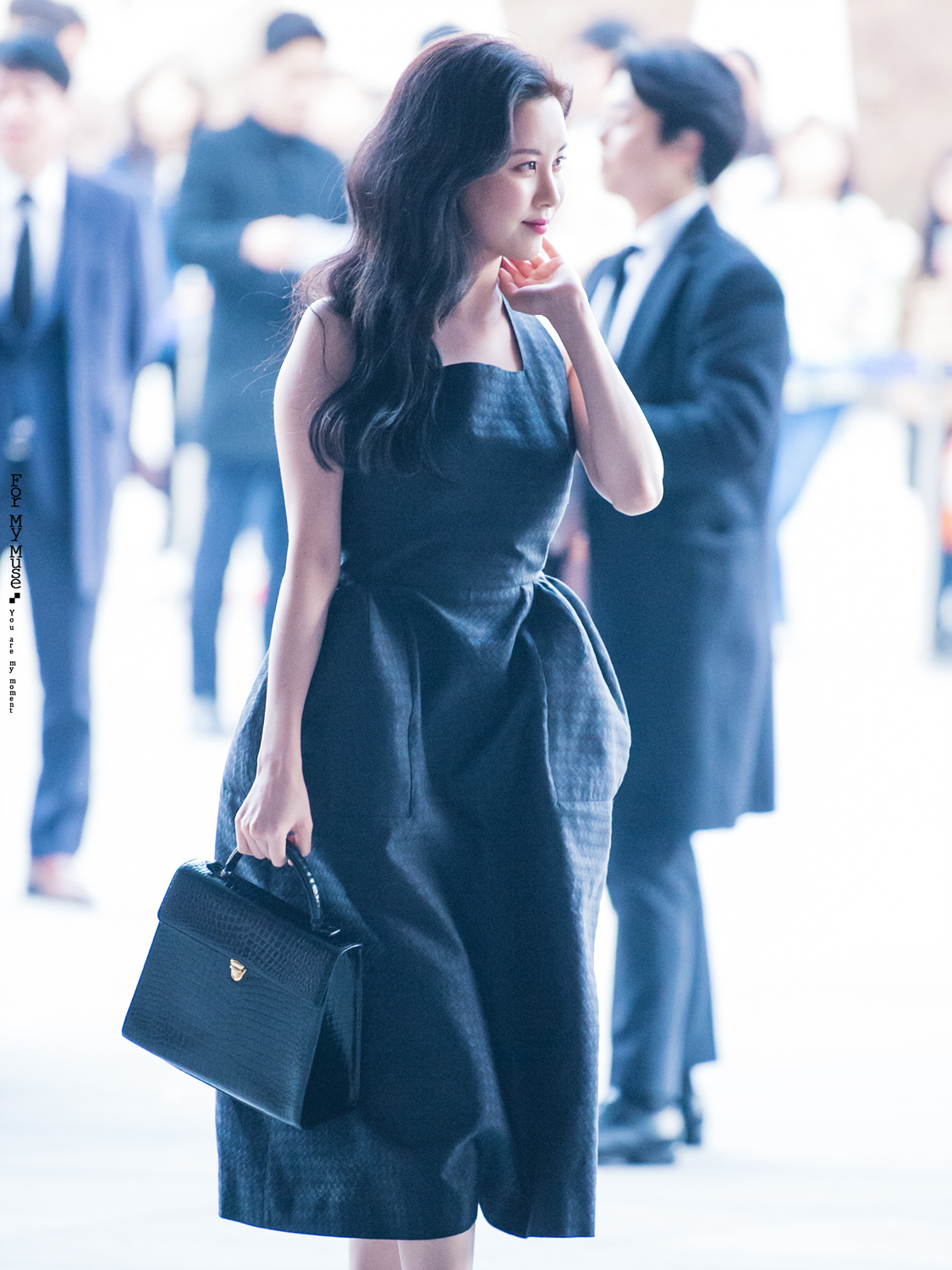 [PIC][29-03-2017]Tiffany - HyoYeon và SeoHyun tham dự sự kiện ra mắt BST Thu - Đông của thương hiệu "PUSHBUTTON" trong khuôn khổ "2017 S/S HERA Seoul Fashion Week" vào chiều nay - Page 3 2201D25058DC59101C3FAB