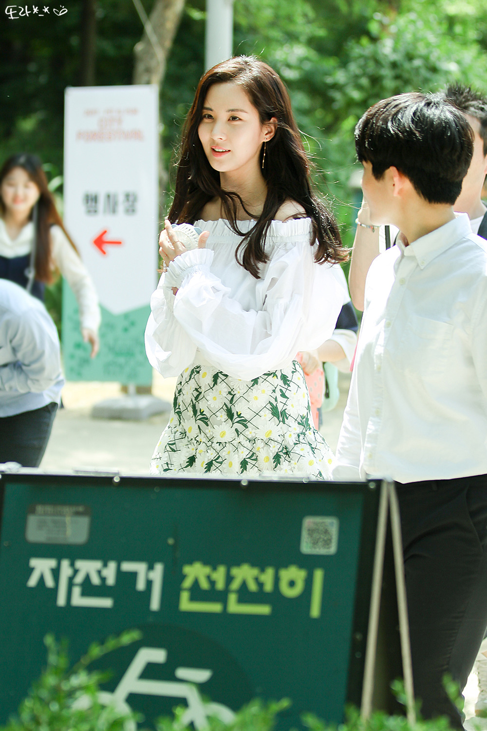  [PIC][03-06-2017]SeoHyun tham dự sự kiện “City Forestival - Maeil Duyou 'Confidence Diary'” vào chiều nay - Page 3 226D3C495937A620238C4F