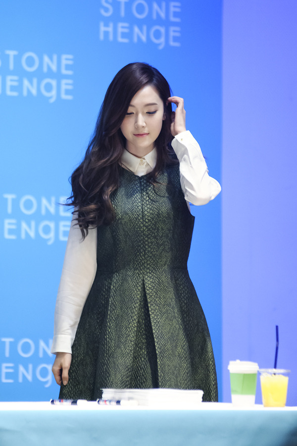 [PIC][01-12-2013]Jessica xuất hiện tại buổi fansign thứ 2 cho thương hiệu "STONEHENgE" vào trưa nay - Page 2 22767E47529B962903CE3B