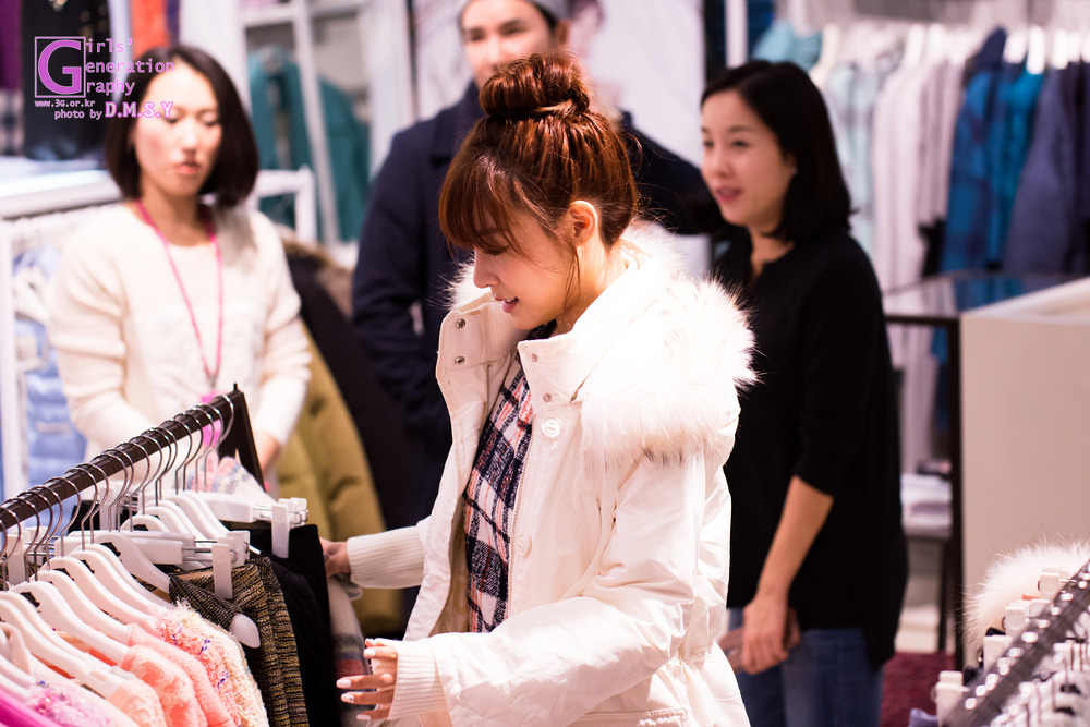 [PIC][28-11-2013]Tiffany ghé thăm cửa hàng "QUA" ở Hyundai Department Store vào trưa nay 231B8039529744C3308638
