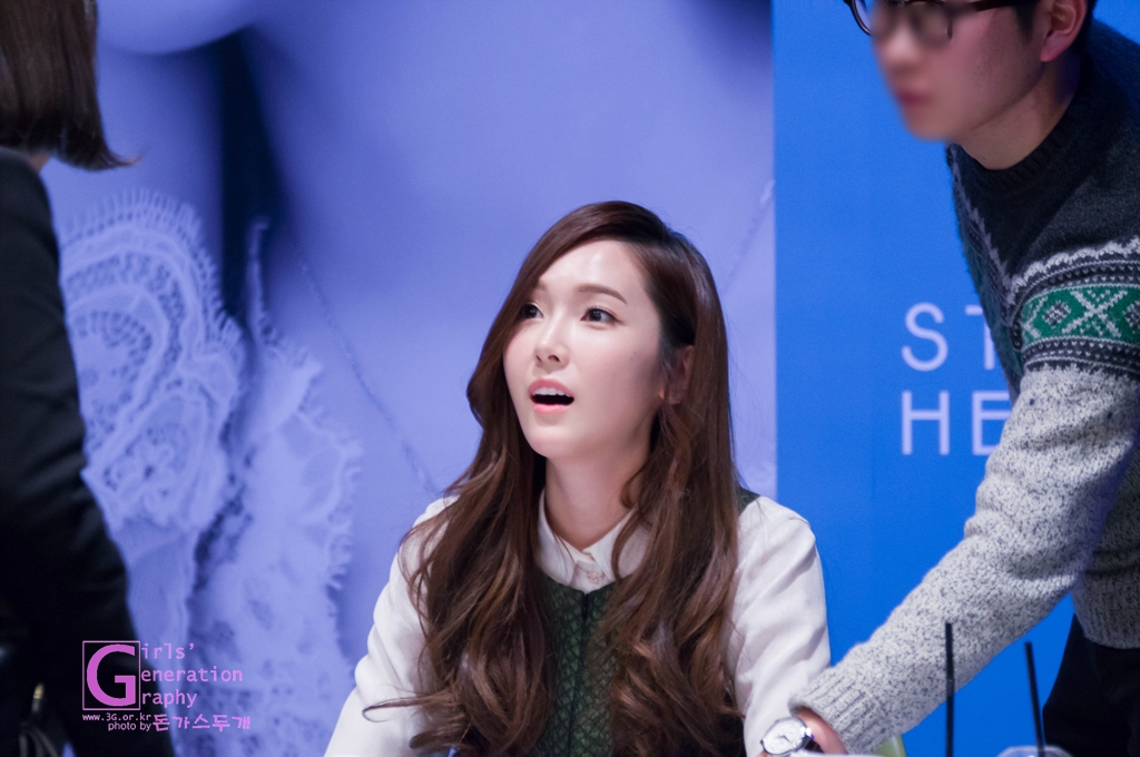 [PIC][01-12-2013]Jessica xuất hiện tại buổi fansign thứ 2 cho thương hiệu "STONEHENgE" vào trưa nay - Page 2 23208750529C6101183D96