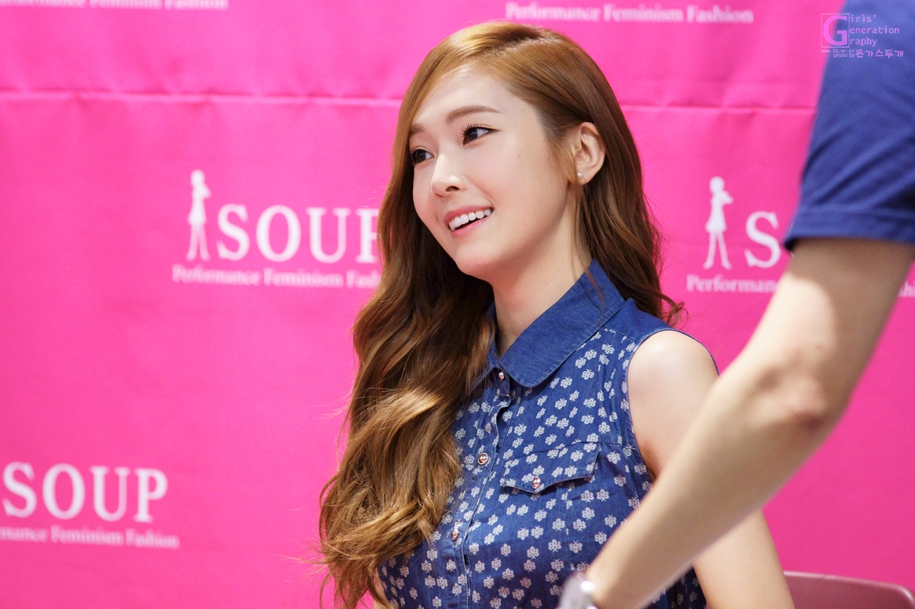 [PIC][04-04-2014]Jessica tham dự buổi fansign cho thương hiệu "SOUP" vào trưa nay - Page 3 23335A38539DC15521AA83