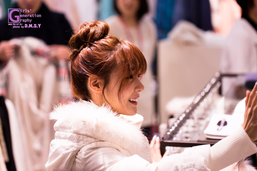 [PIC][28-11-2013]Tiffany ghé thăm cửa hàng "QUA" ở Hyundai Department Store vào trưa nay 2413C536529744CF2DD7FE