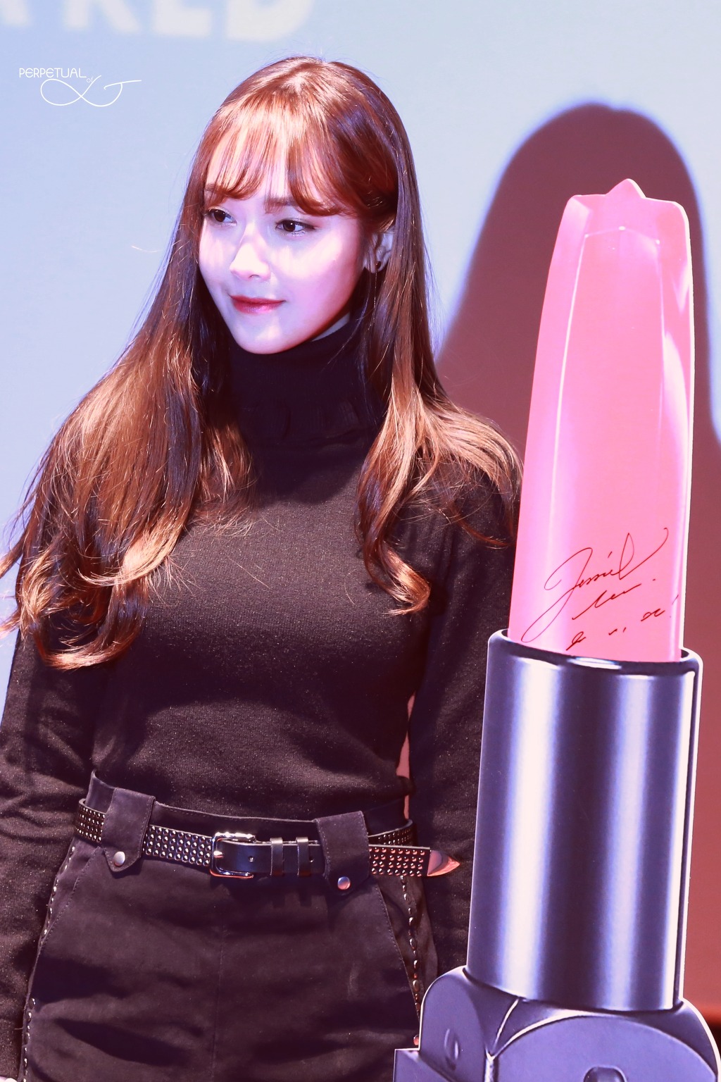 [PIC][07-11-2015]Jessica tham dự buổi Fansign cho dòng mỹ phẩm "J.ESTINA RED" tại "Myeongdong Lotte Cinema" vào chiều nay 242C2A3E563EB1B101B100