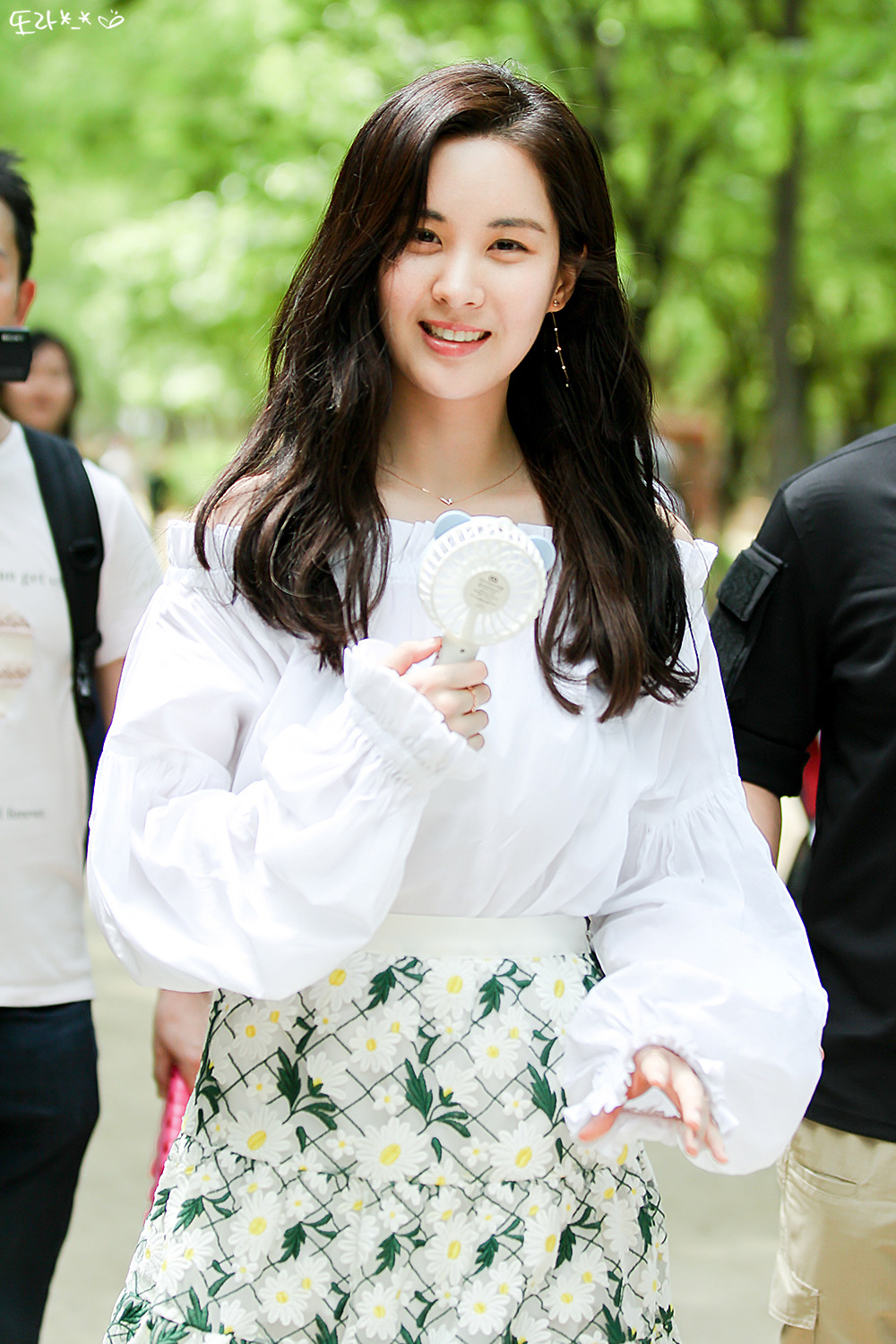  [PIC][03-06-2017]SeoHyun tham dự sự kiện “City Forestival - Maeil Duyou 'Confidence Diary'” vào chiều nay - Page 3 244EF4495937A6340D05FF