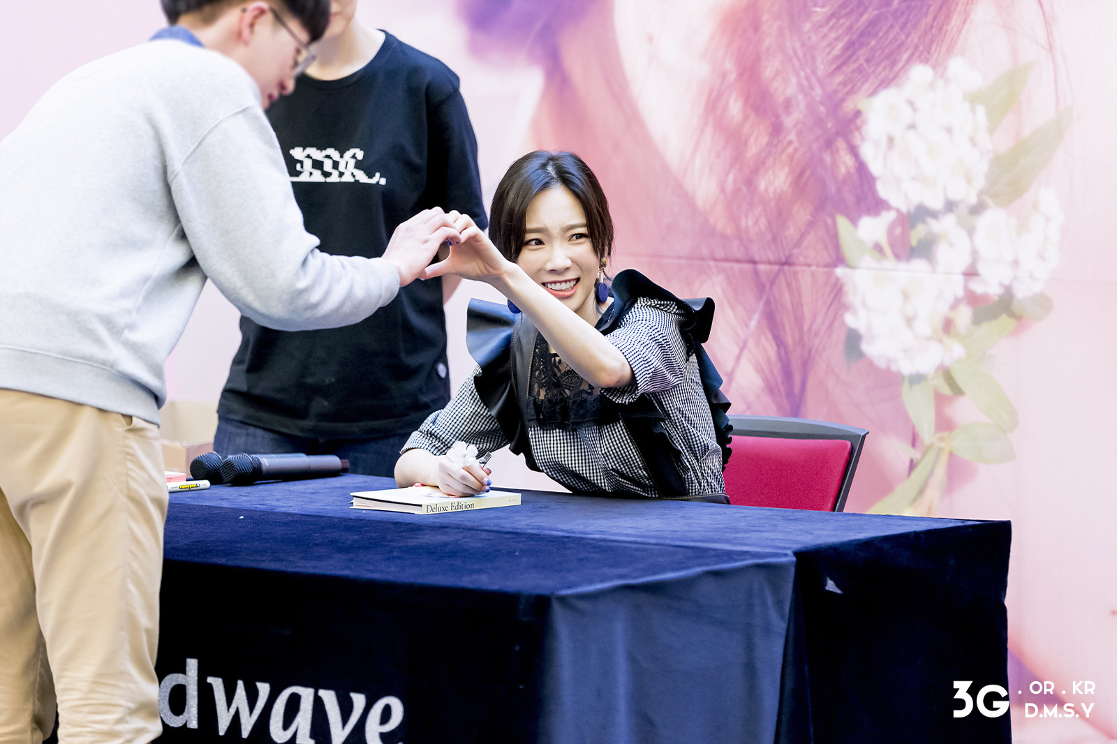 [PIC][16-04-2017]TaeYeon tham dự buổi Fansign cho “MY VOICE DELUXE EDITION” tại AK PLAZA vào chiều nay  - Page 5 2471AE4358FDD8D9018A6D