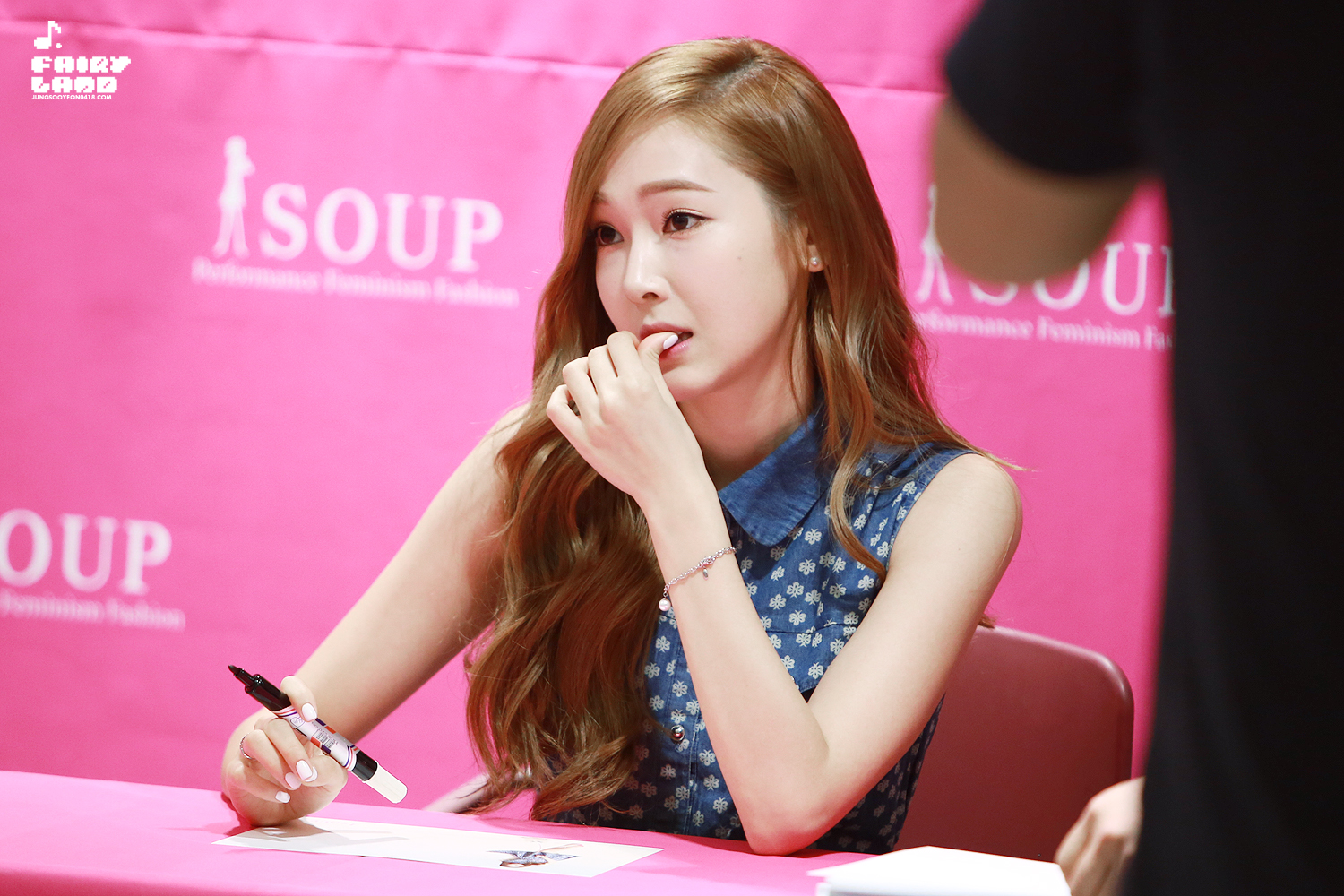 [PIC][14-06-2014]Jessica tham dự buổi fansign lần 2 cho thương hiệu "SOUP" vào trưa nay 2602F637539C68B9278041
