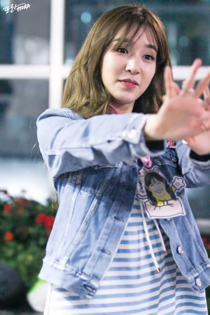 [PIC][06-06-2016]Tiffany tham dự buổi Fansign cho "I Just Wanna Dance" tại Busan vào chiều nay - Page 6 2647D04257CEB45424D693
