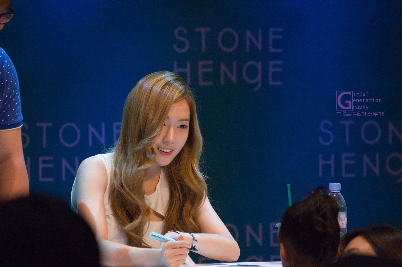 [PIC][31-08-2013]Jessica xuất hiện tại buổi fansign cho "StoneHenge" vào chiều nay 266C4E3E5223FEC123B403