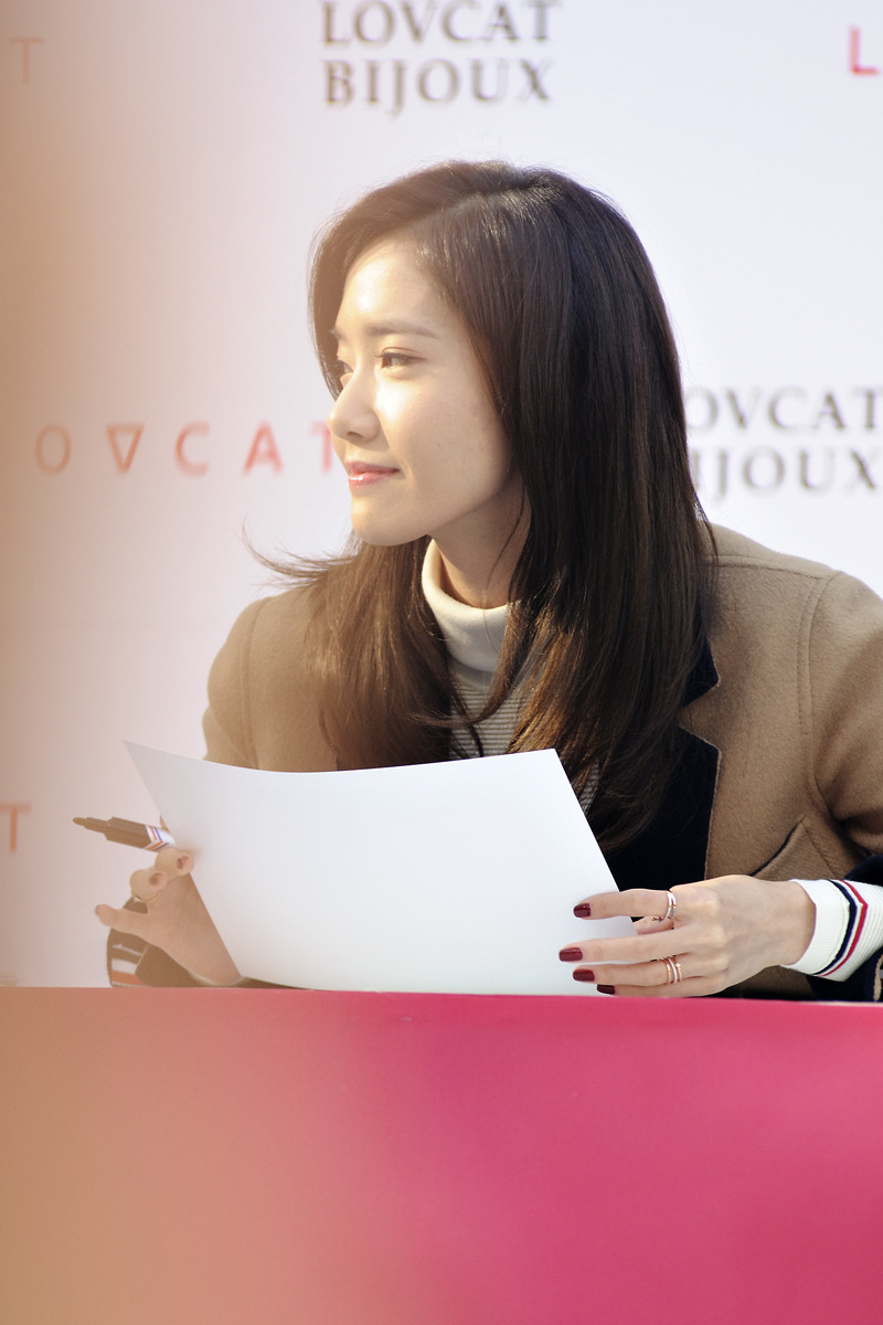 [PIC][24-10-2015]YoonA tham dự buổi fansign cho thương hiệu "LOVCAT" vào chiều nay - Page 4 274D1344562CD5171BD084