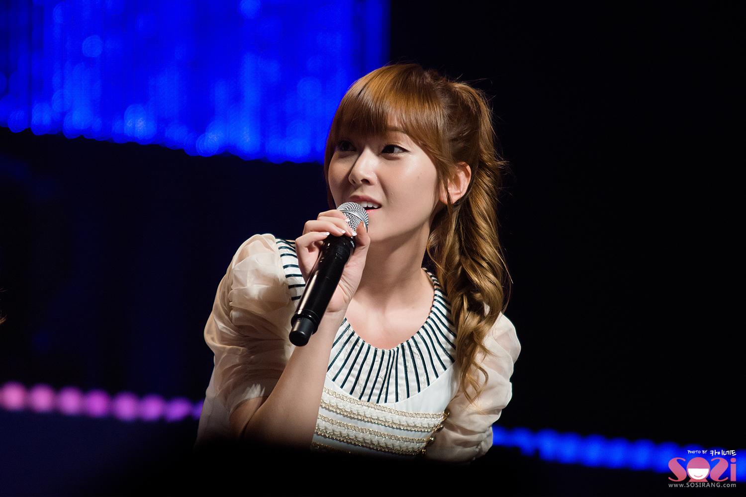 [PIC][01-09-2012]SNSD tại buổi Giao lưu và Ký tặng cho fan hâm mộ được tổ chức bởi thương hiệu "LOOK" vào chiều nay - Page 24 1743723B5049FA102EA9A5