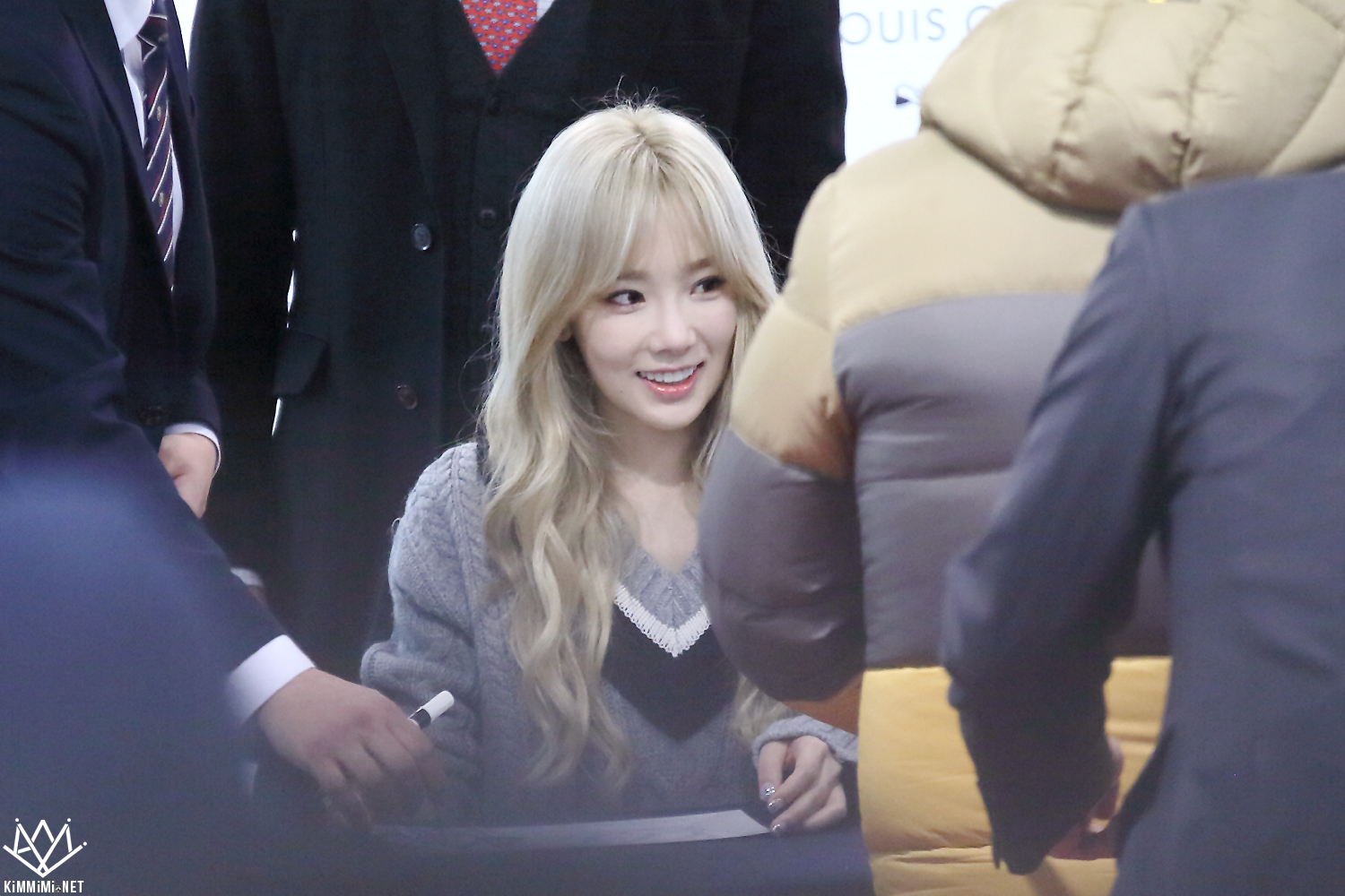 [PIC][27-11-2015]TaeTiSeo tham dự buổi Fansign cho thương hiệu "Louis Quartoze" tại Lotte Department Store Busan vào chiều nay - Page 6 212F673B56A7588806284D