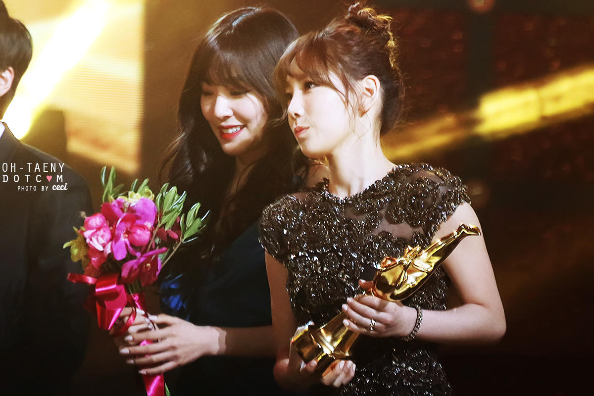 [PIC][16-01-2014]Hình ảnh từ "JTBC 28th Golden Disk Award" của MC TaeYeon và Tiffany vào tối nay + SNSD giành chiến thắng với 2 giải thưởng - Page 3 243A784F52DD04A81EDD08