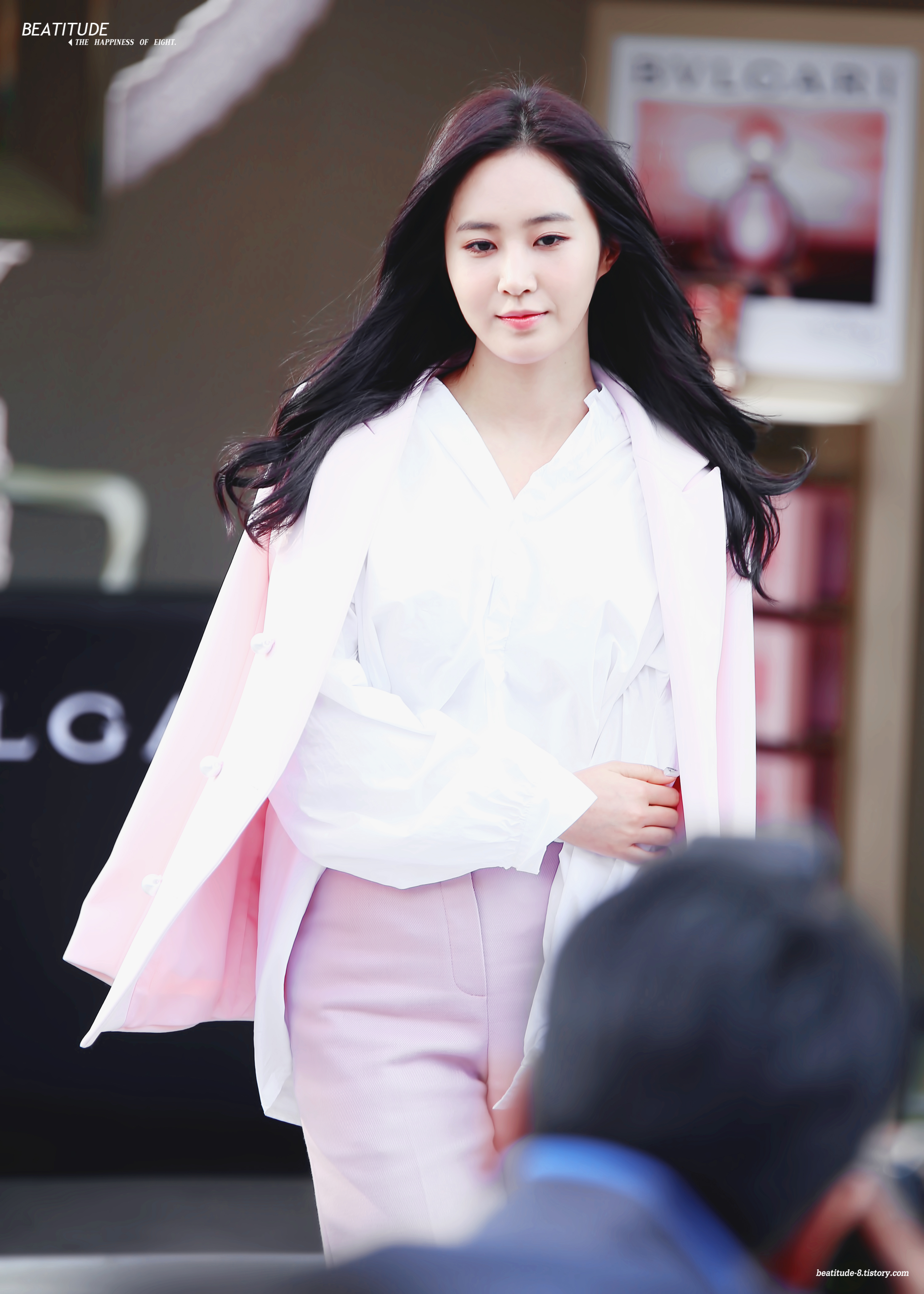 [PIC][09-10-2016]Yuri tham dự buổi Fansign thứ 2 cho thương hiệu nước hoa "BVLGARI Rose Goldea" tại Myeongdong Lotte Duty Free vào chiều nay - Page 3 2508234B57FCF9DC022606