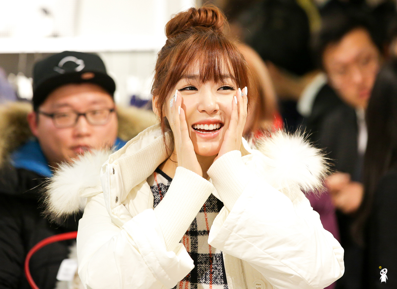 [PIC][28-11-2013]Tiffany ghé thăm cửa hàng "QUA" ở Hyundai Department Store vào trưa nay - Page 3 2751044052980CBF2E365A